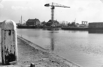 839847 Gezicht op de haven aan de Vaartsche Rijn te Vreeswijk, met de Scheepswerf en Machinefabriek N.V. Van ...